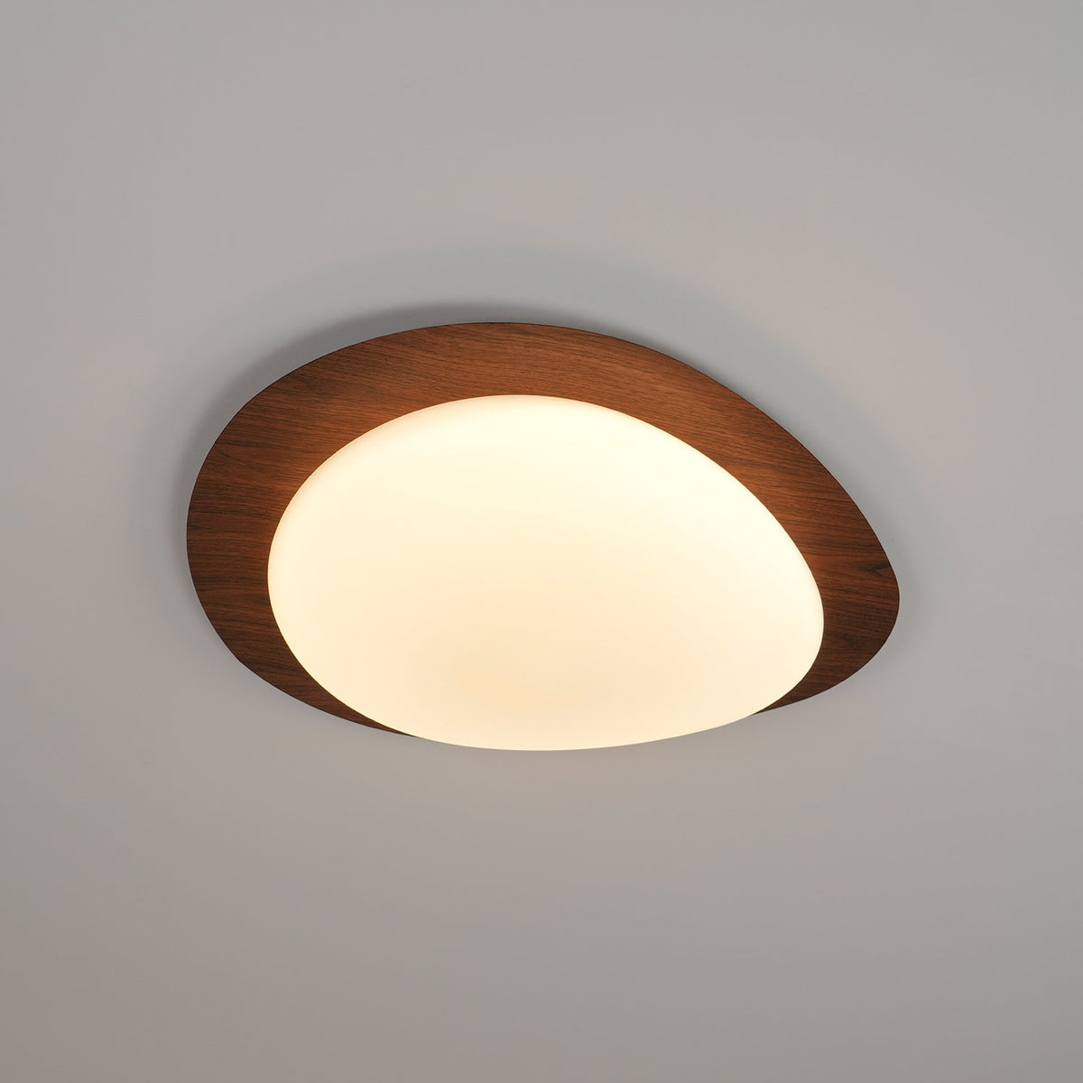 Sylenia lampa sufitowa Pebble orzechowe drewno akryl LED