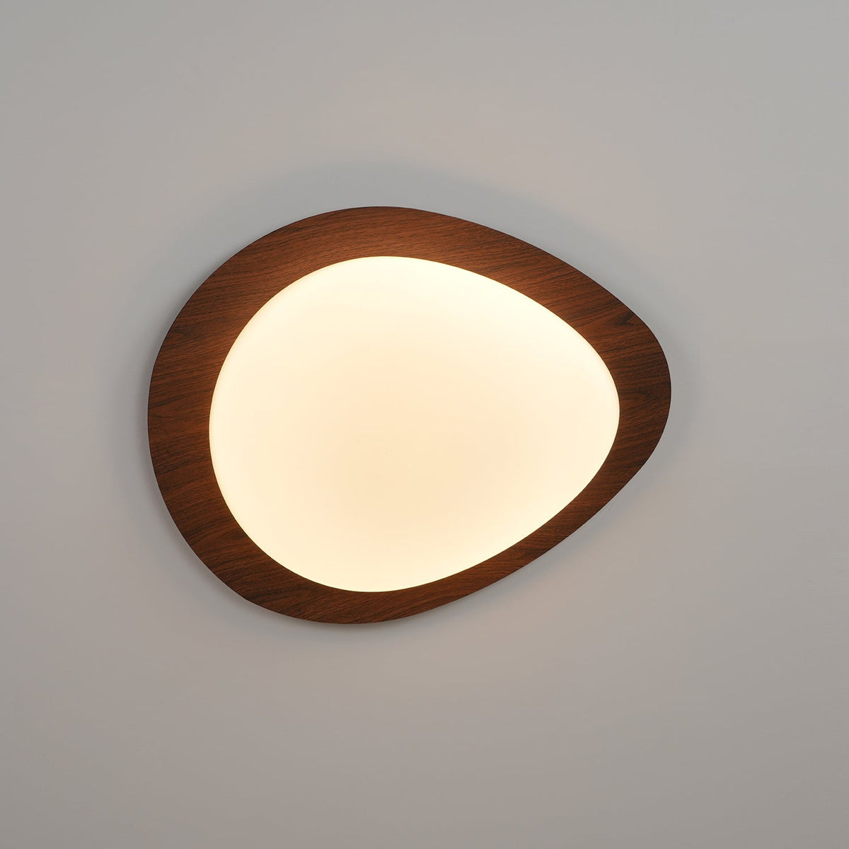 Sylenia lampa sufitowa Pebble orzechowe drewno akryl LED