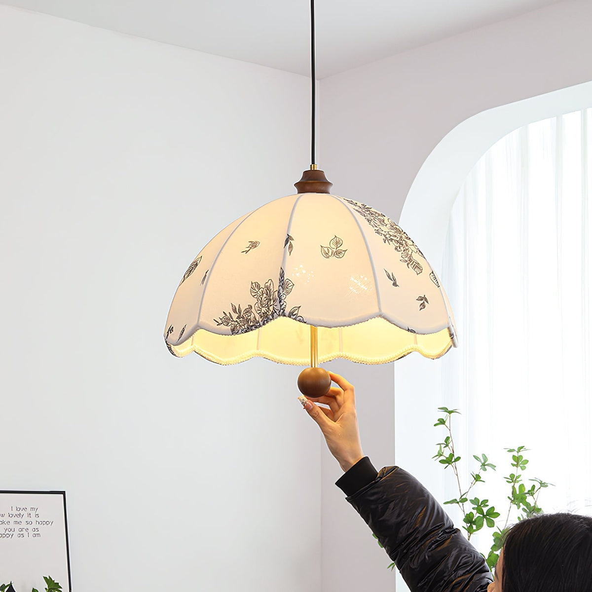 Vevenir Petal Whisper drewniana lampa wisząca ze szkła i płótna
