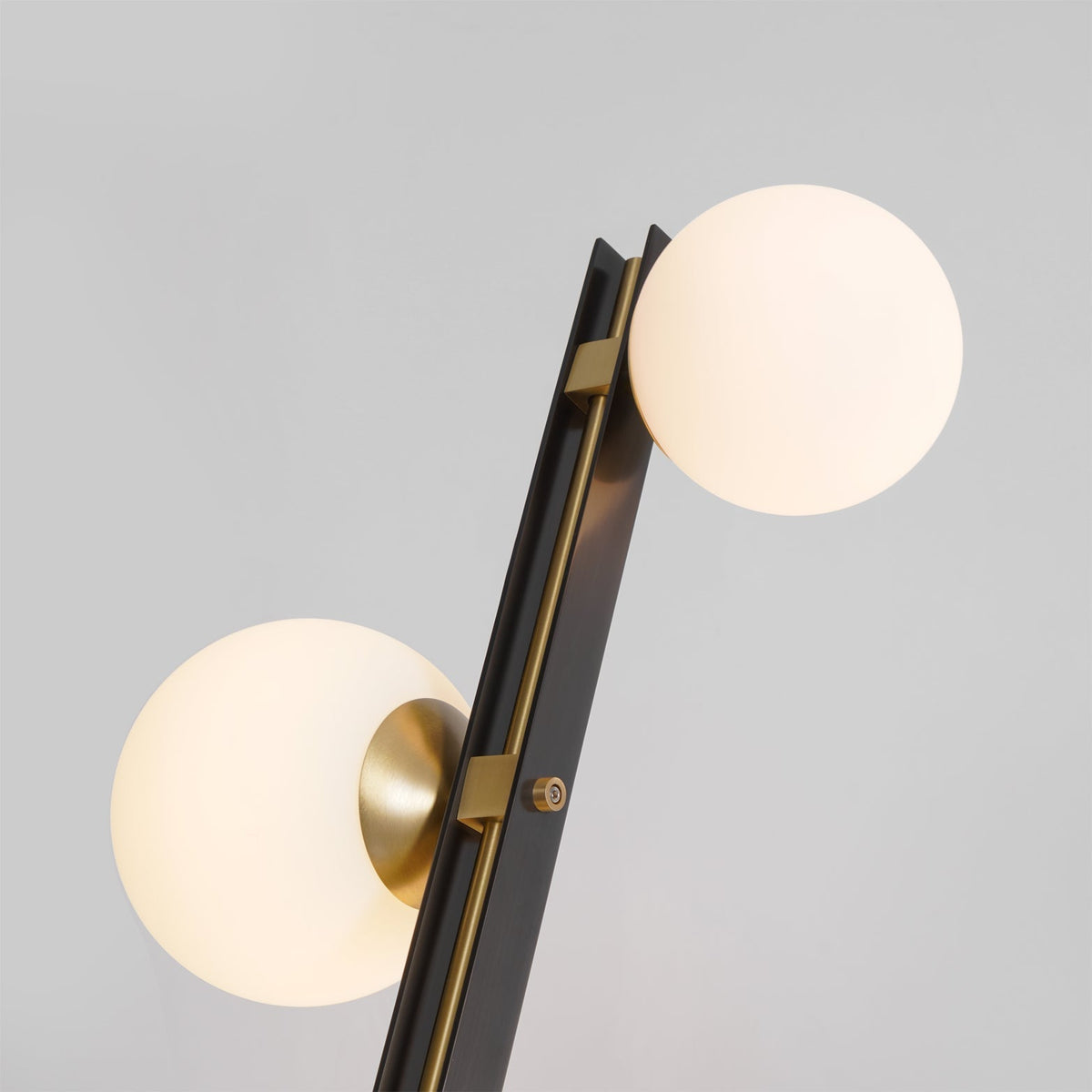Eireneria elegancka lampa stojąca ze szkła