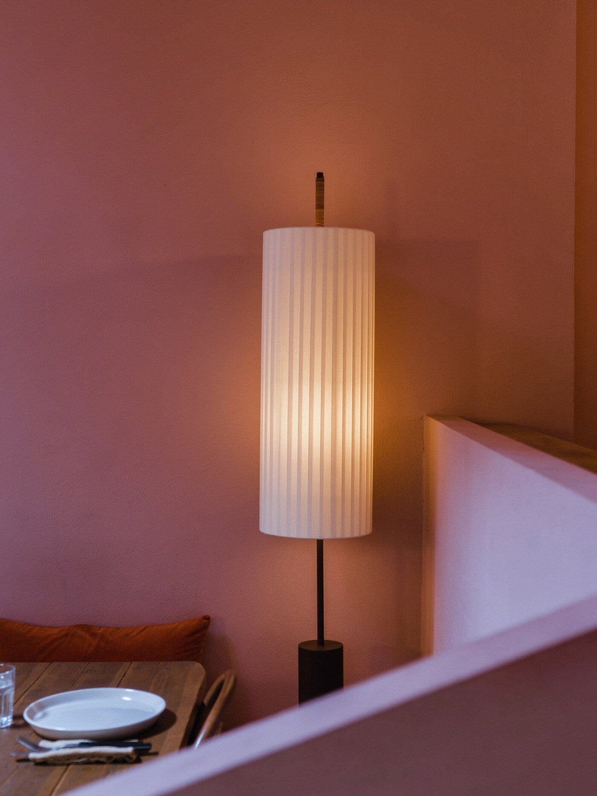 Novalise zewnętrzna lampa stojąca cylindryczna z abażurową osłoną w stylu nowoczesnym minimalistycznym