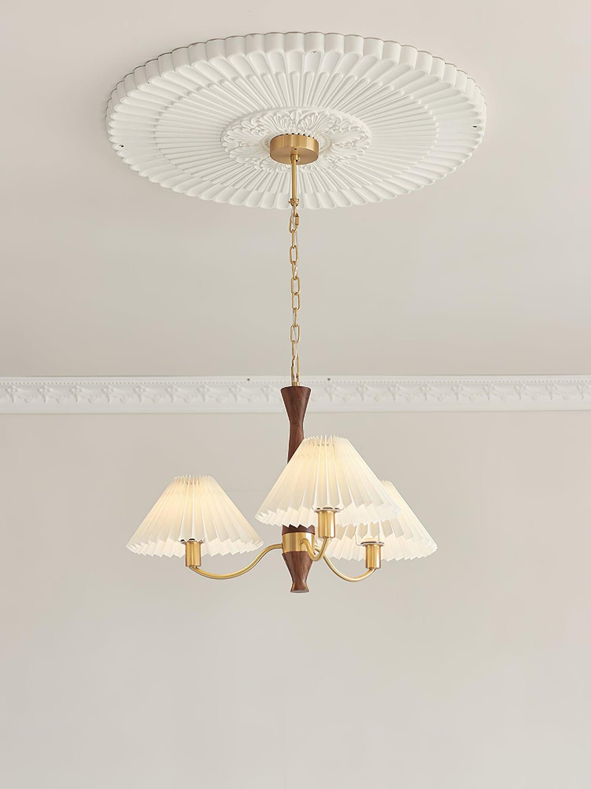 Calivine żyrandol z plisowanymi białymi kloszami w stylu mid-century