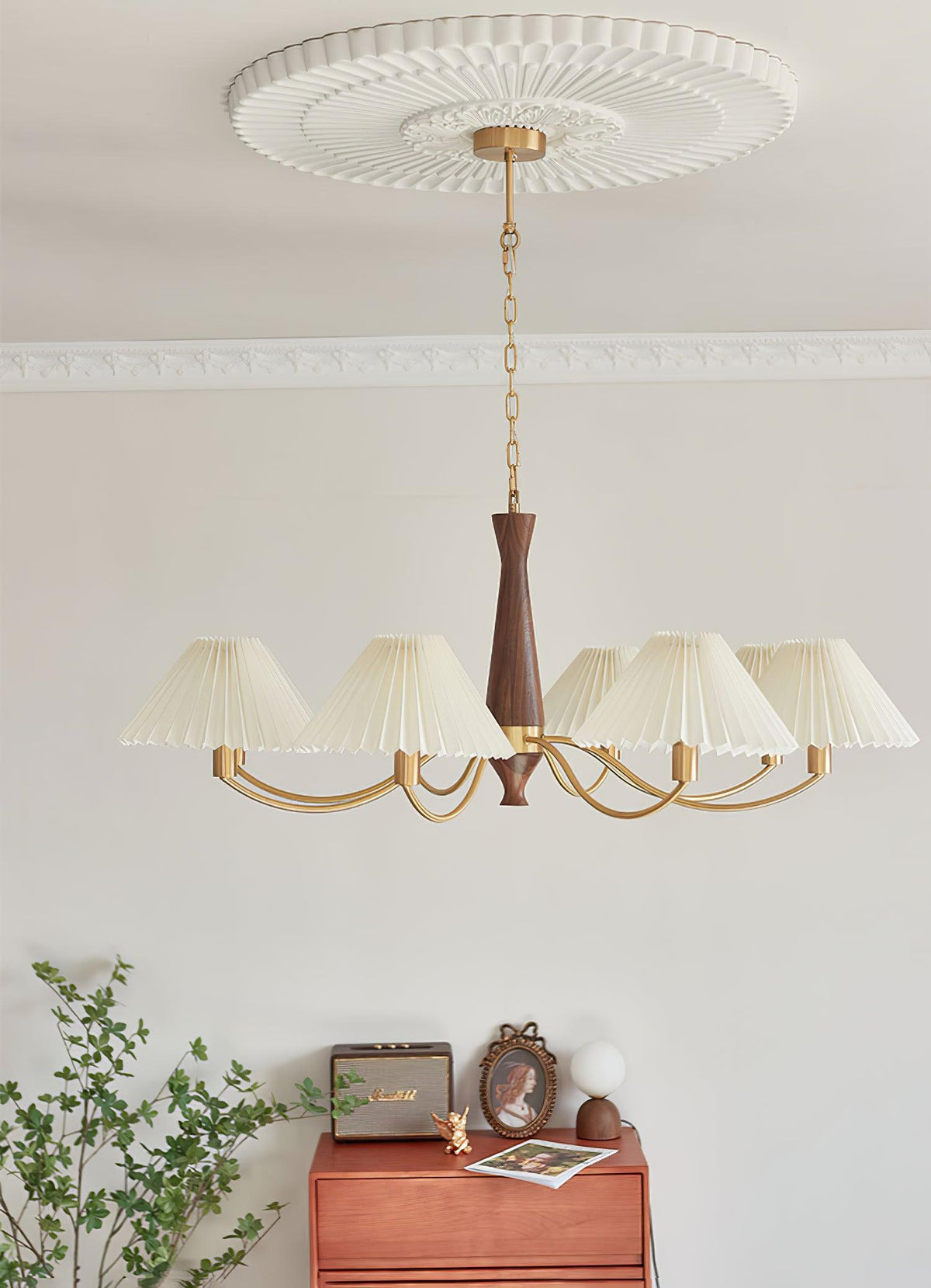 Calivine żyrandol z plisowanymi białymi kloszami w stylu mid-century