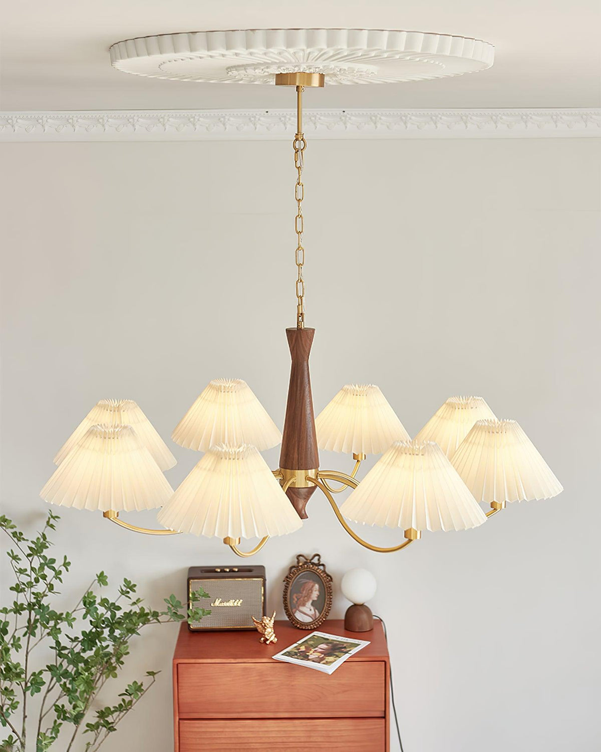 Calivine żyrandol z plisowanymi białymi kloszami w stylu mid-century