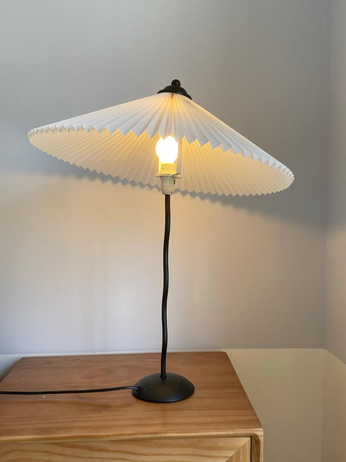 Krenis artystyczna lampa stołowa ze szkła