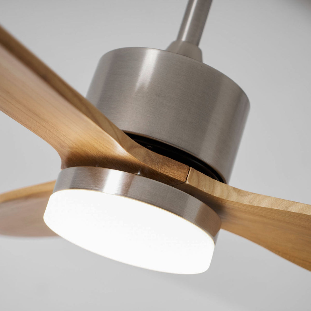 HushGlow lampa sufitowa z wentylatorem