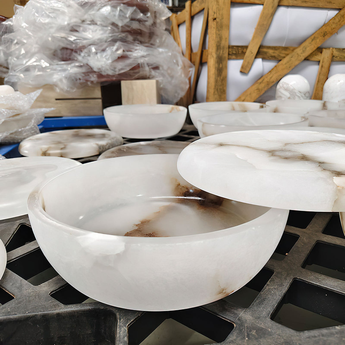 Ozdobne świeczniki Pomelo Tass w kształcie marmuru