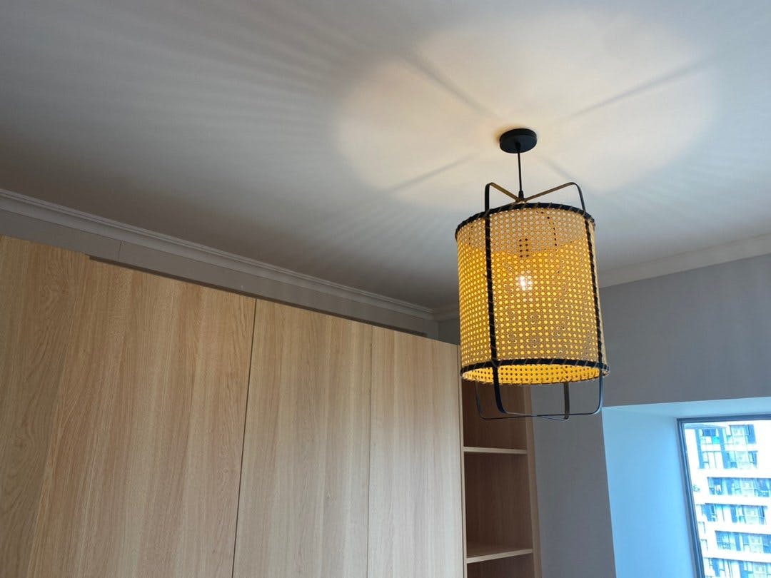 Kevis lampa wisząca z ramy rattanowej przemysłowa