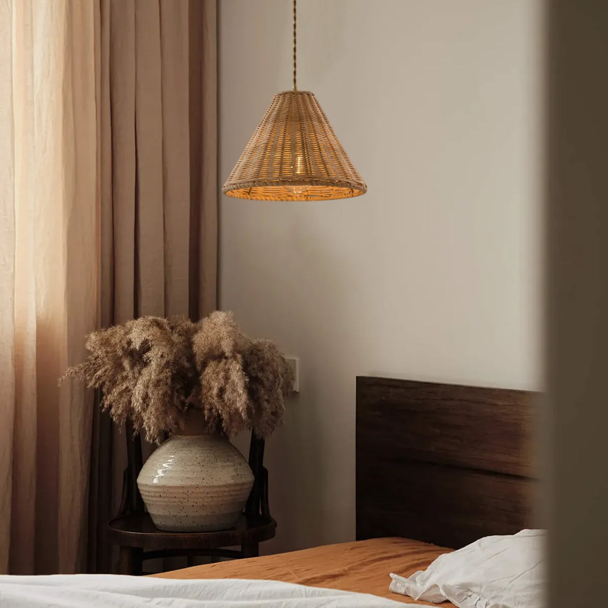 Lampa wisząca Model A S w kształcie stożka z naturalnym minimalistycznym cieniem rattanowym i metalową obudową