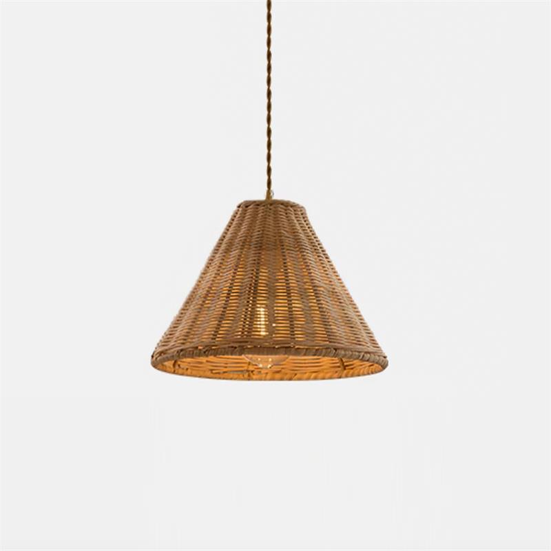Lampa wisząca Model A S w kształcie stożka z naturalnym minimalistycznym cieniem rattanowym i metalową obudową