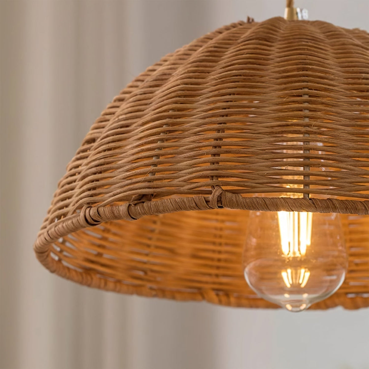 Lampa wisząca Model A S w kształcie stożka z naturalnym minimalistycznym cieniem rattanowym i metalową obudową