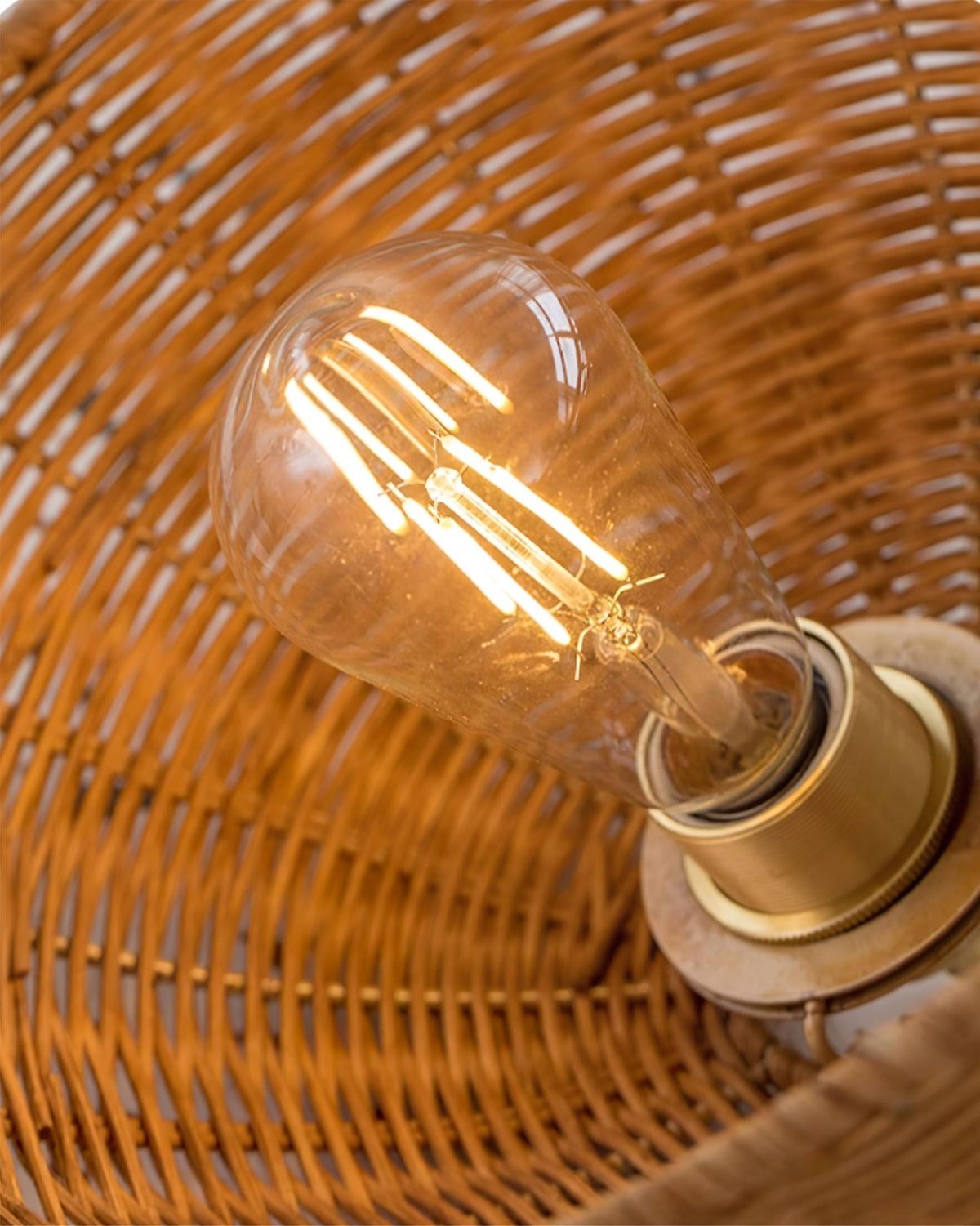 Lampa wisząca Model A S w kształcie stożka z naturalnym minimalistycznym cieniem rattanowym i metalową obudową