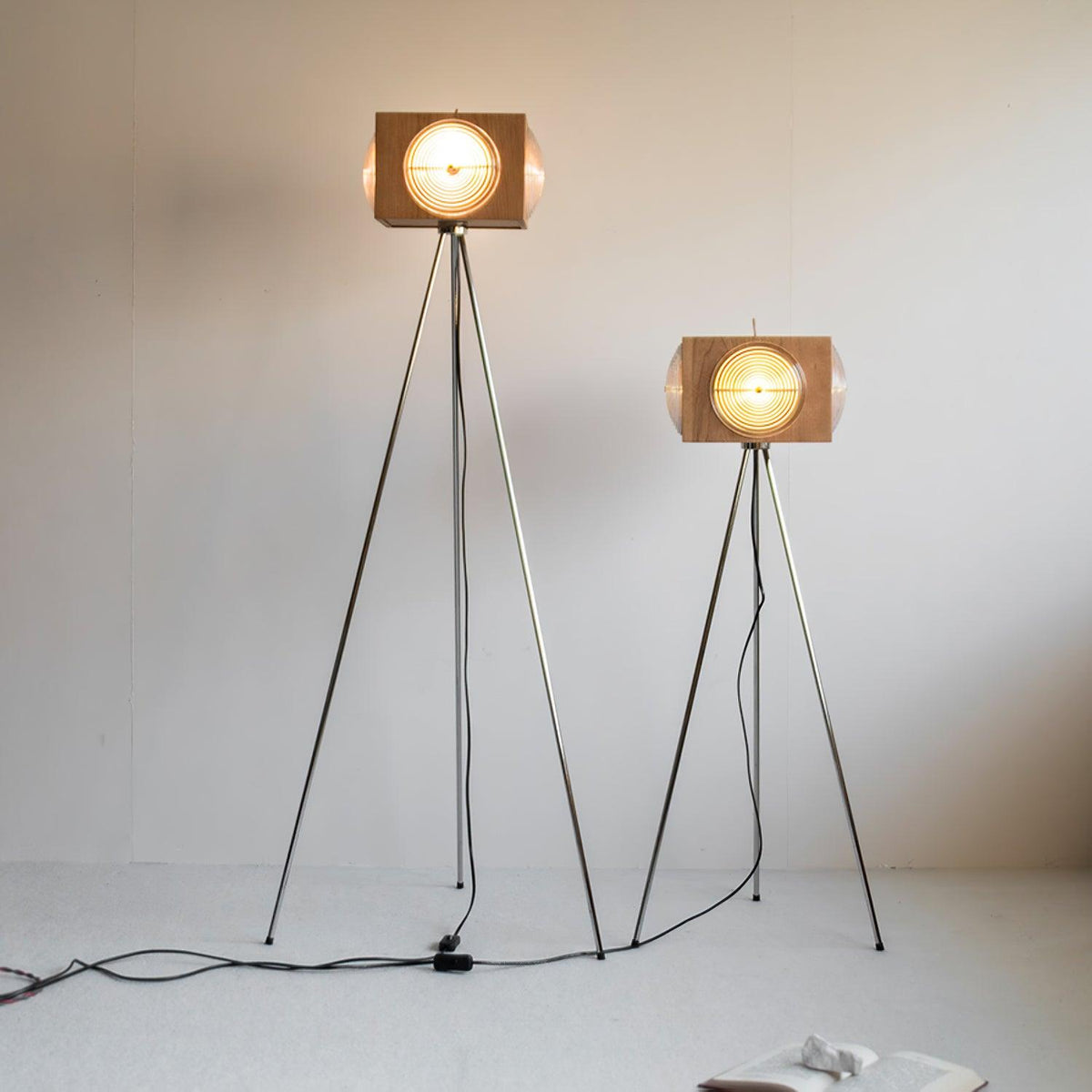 Vesoren trójnóg drewniana lampa stojąca