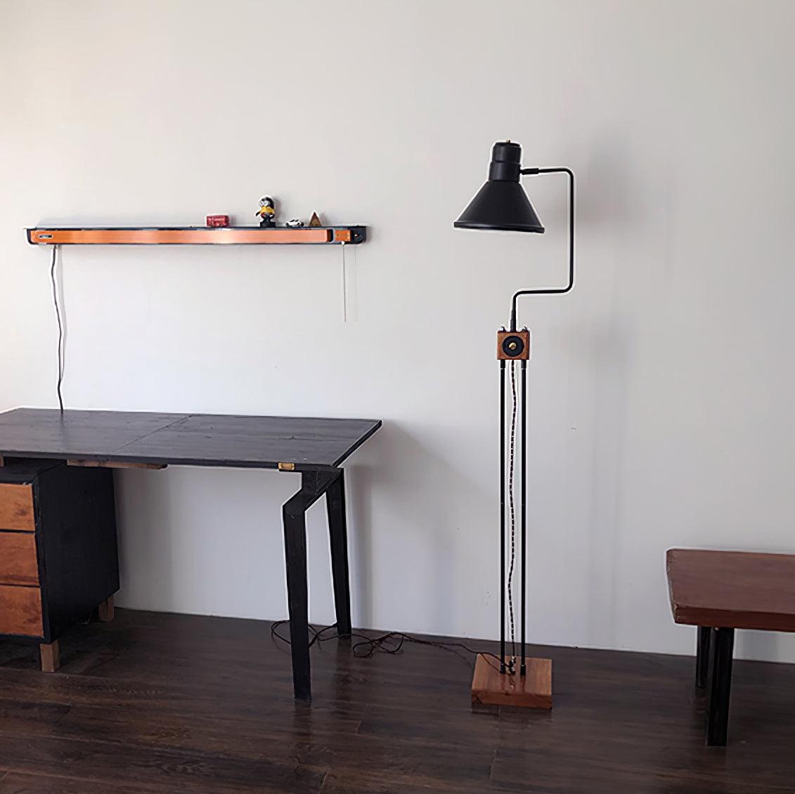 Terieria lampa stojąca