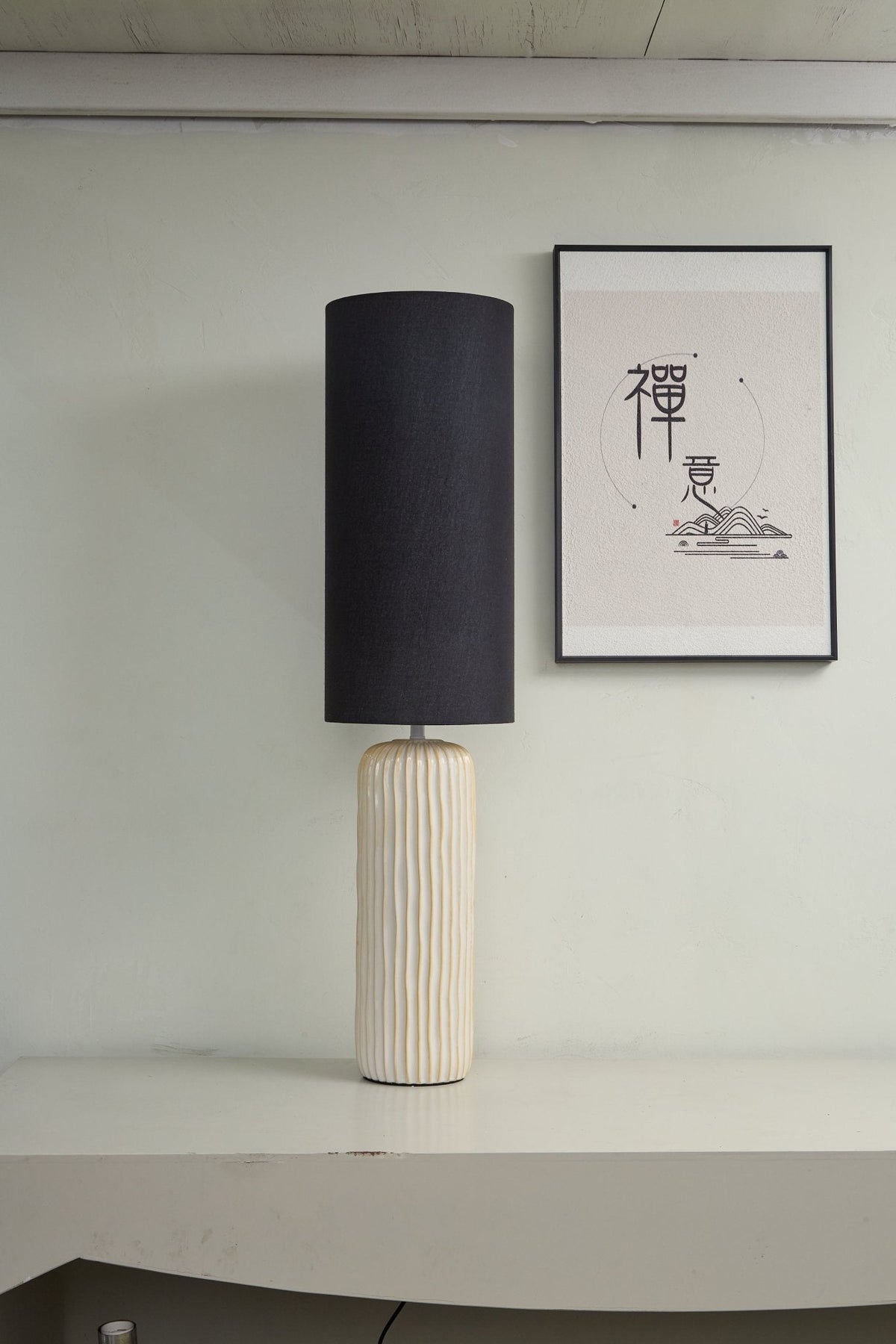 Lampa stołowa z ceramiką i pionowymi żebrami