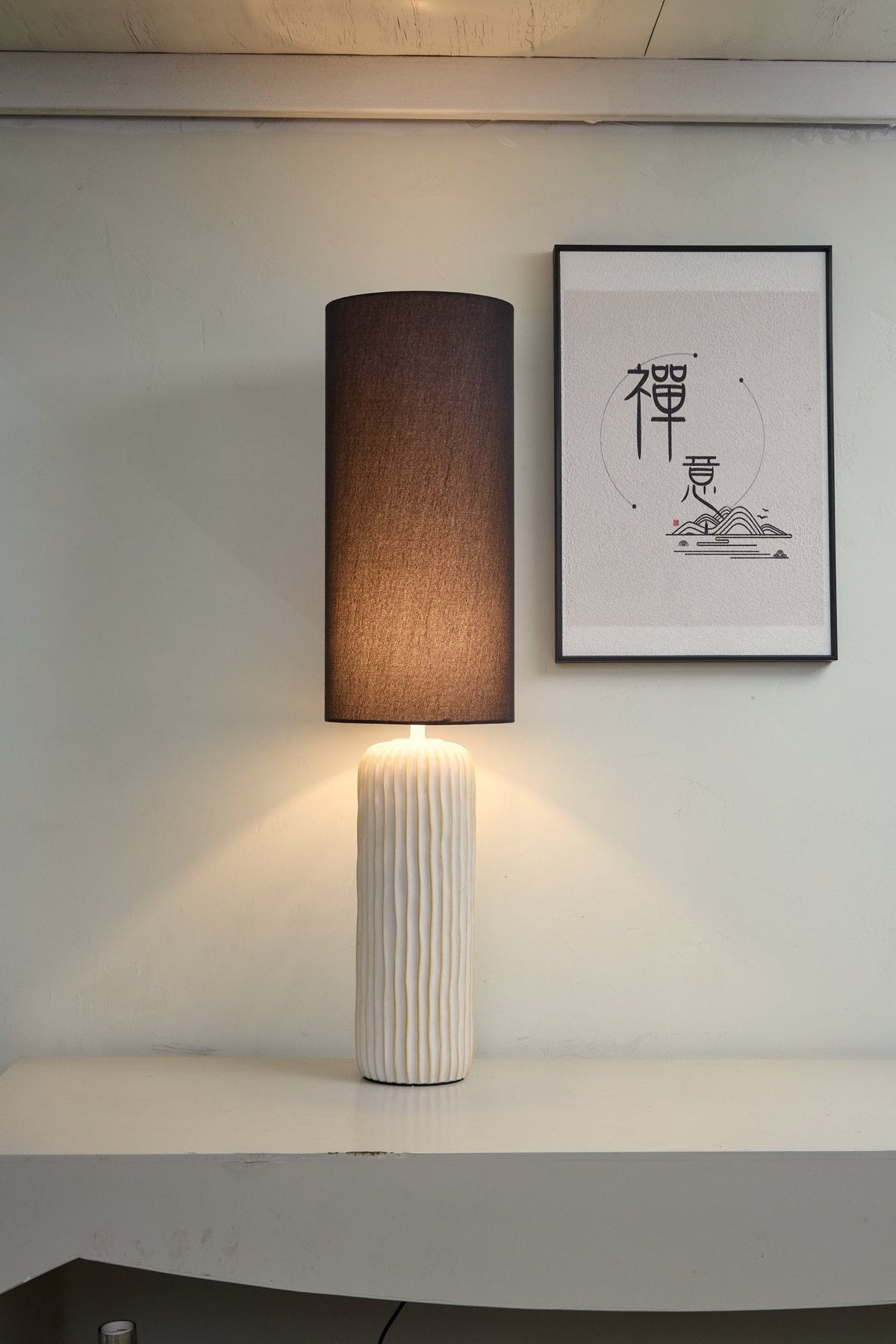 Lampa stołowa z ceramiką i pionowymi żebrami