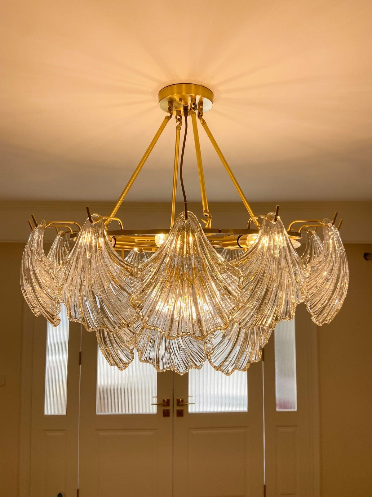 Veluaya lampa sufitowa ze szkła z żebrowaną powłoką w kolorze miedzi