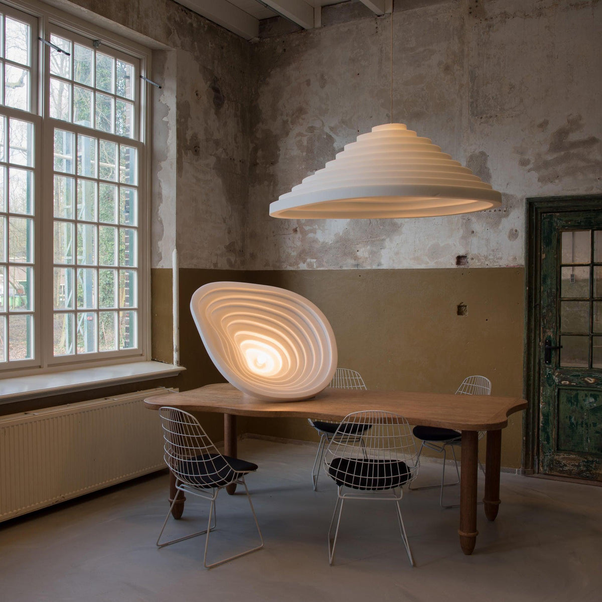 Niruise minimalistyczna lampa wisząca z żywicy