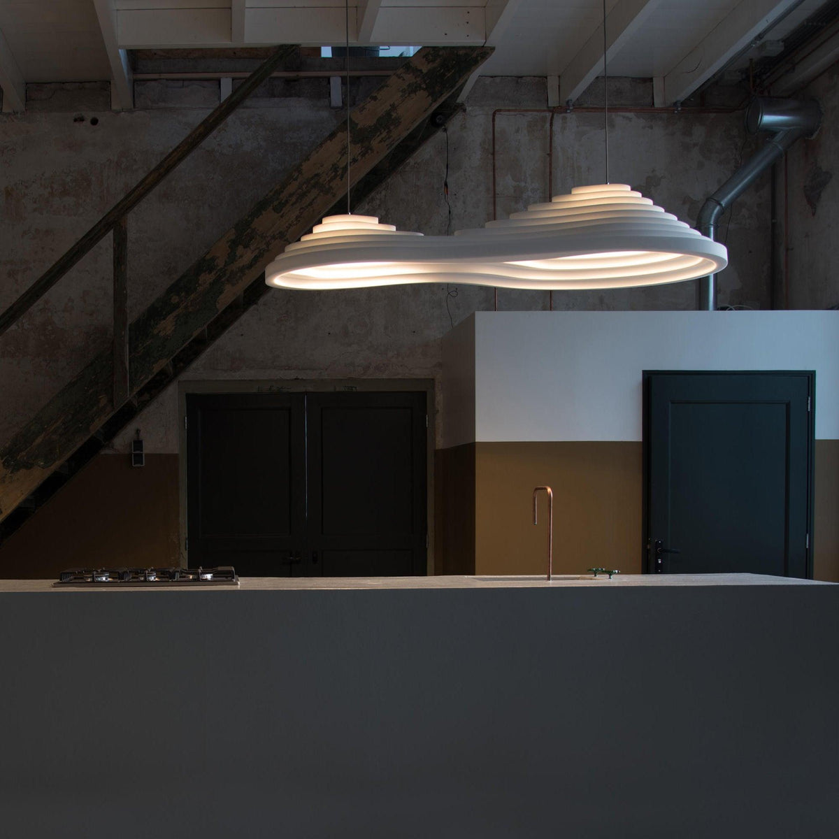 Niruise minimalistyczna lampa wisząca z żywicy