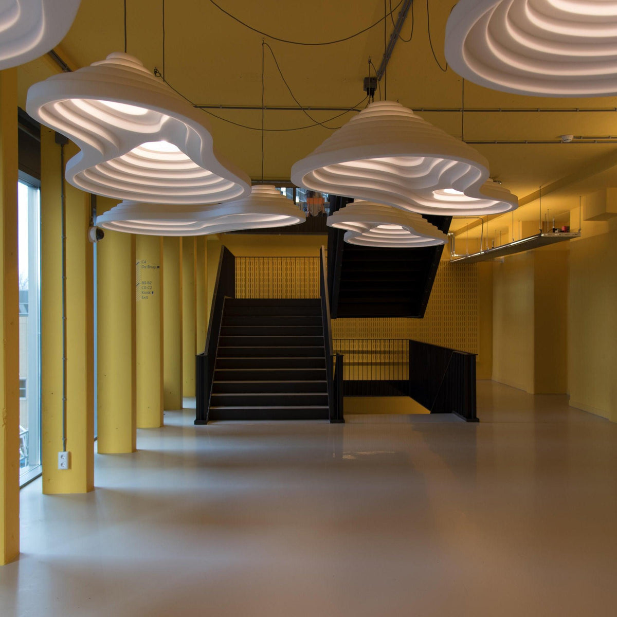 Niruise minimalistyczna lampa wisząca z żywicy