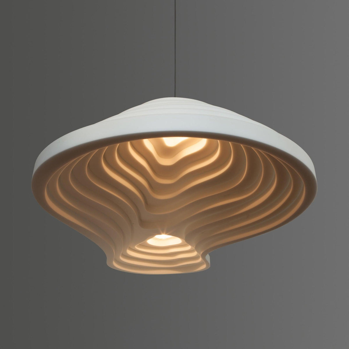 Niruise minimalistyczna lampa wisząca z żywicy