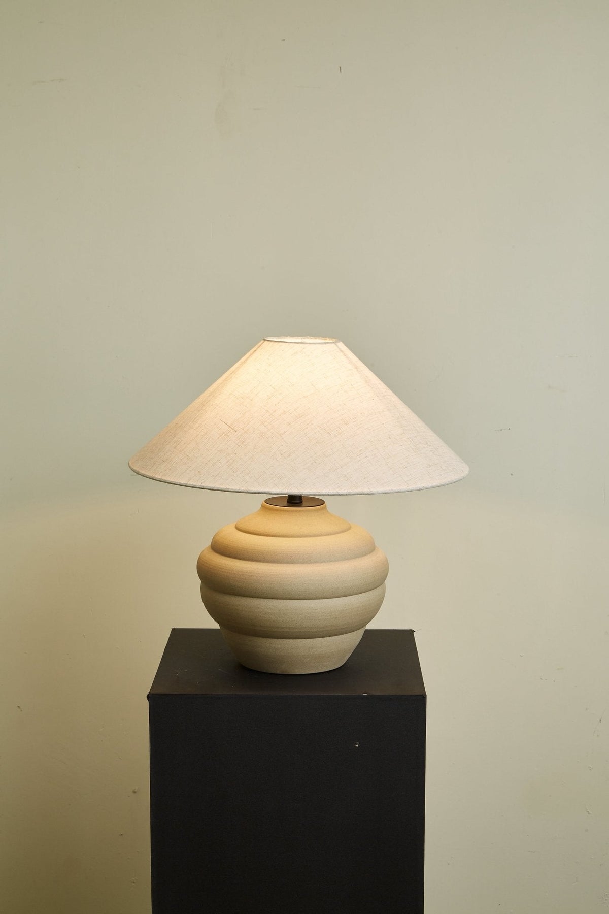 Sereno Ripple lampa stołowa z ceramiki i płótna