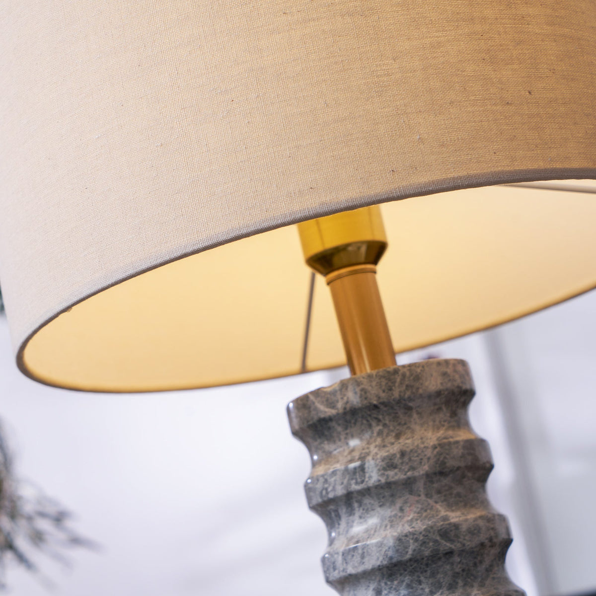 Petirielle nowoczesna lampa stołowa ze szkła