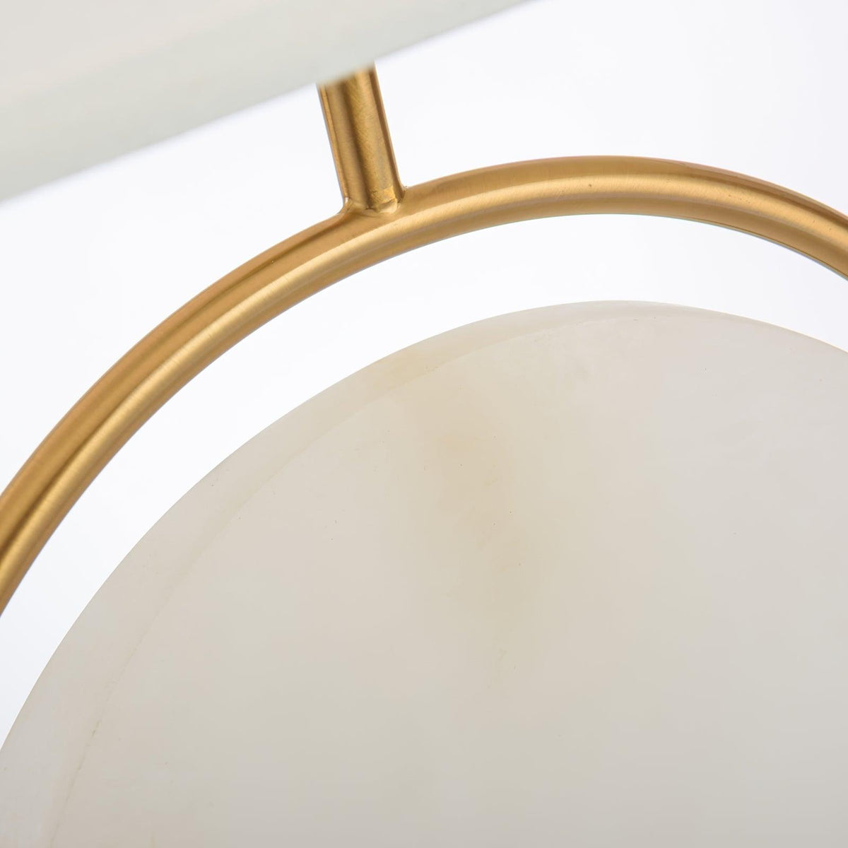 Lampa stołowa Cirilina ze złotym pierścieniem i osłoną z alabastu