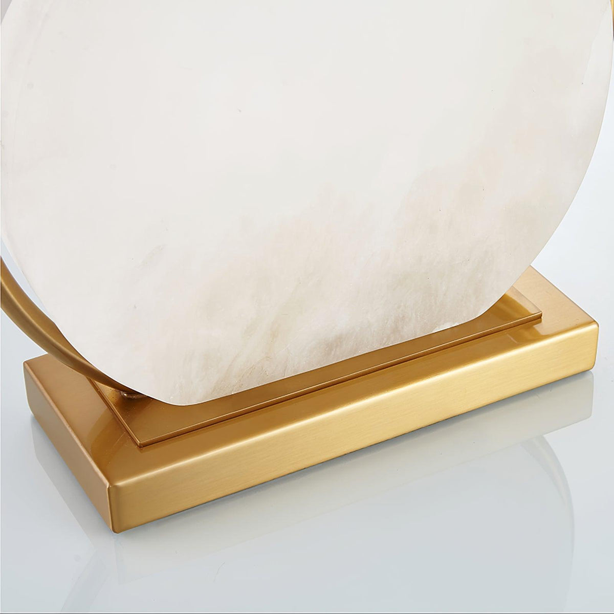 Lampa stołowa Cirilina ze złotym pierścieniem i osłoną z alabastu