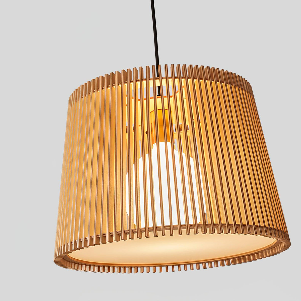 Clou wisząca lampa retro z drewna