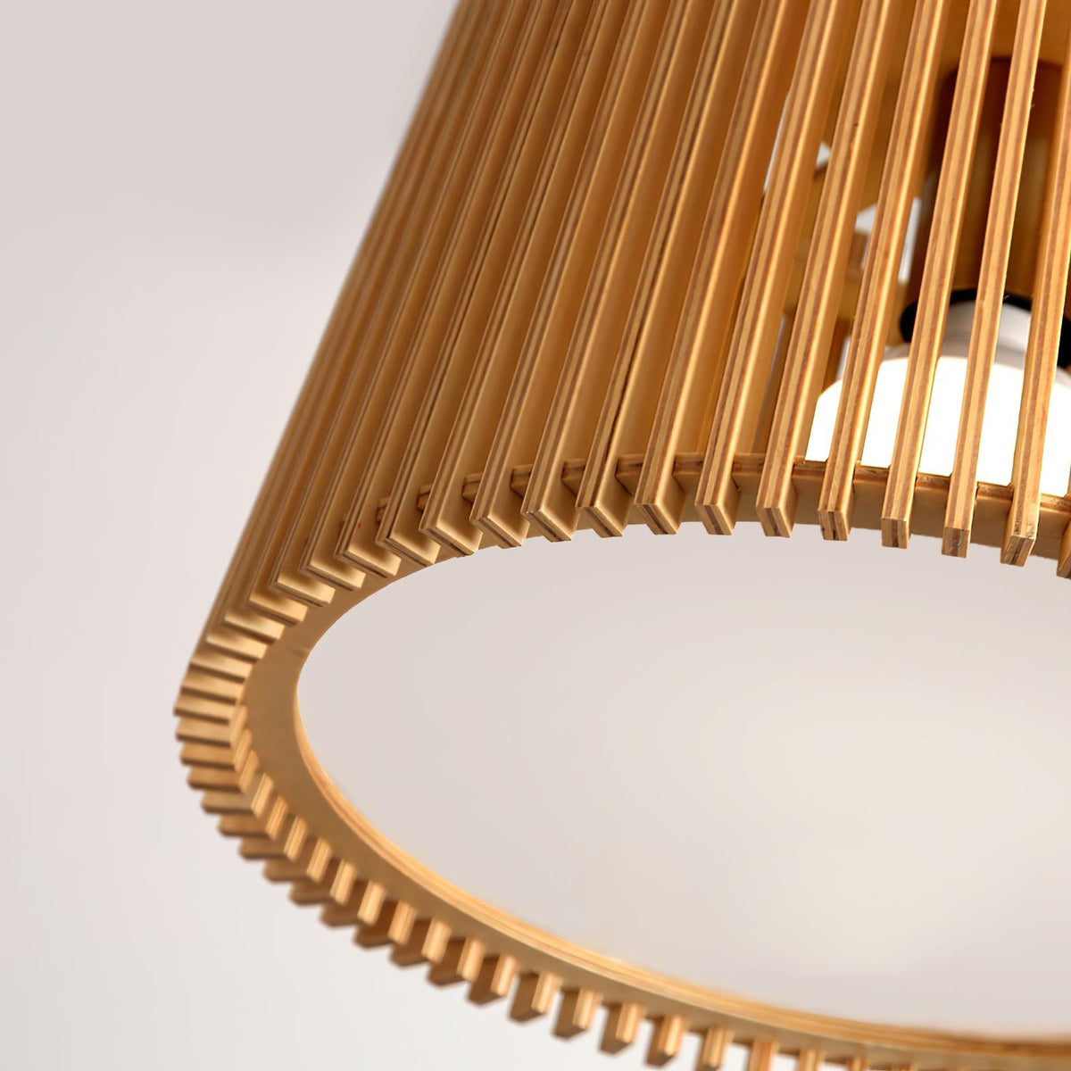 Clou wisząca lampa retro z drewna