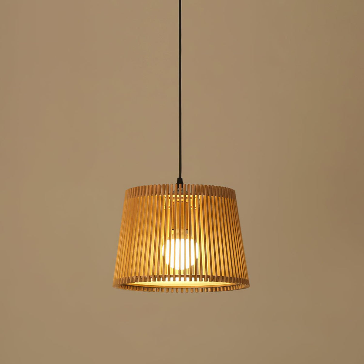 Clou wisząca lampa retro z drewna