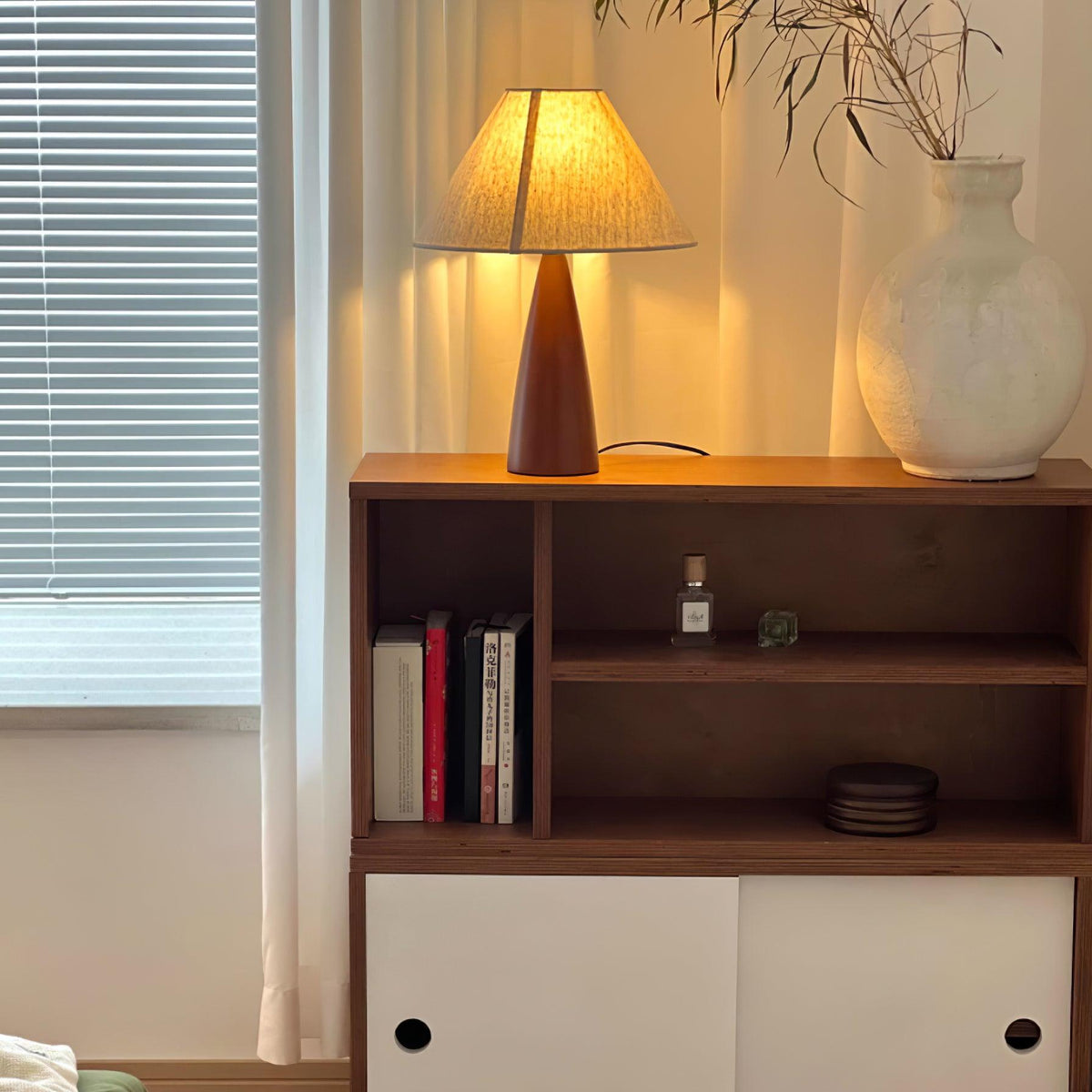 Lampa stołowa drewniana płócienna stożkowa minimalistyczna mid-century do salonu