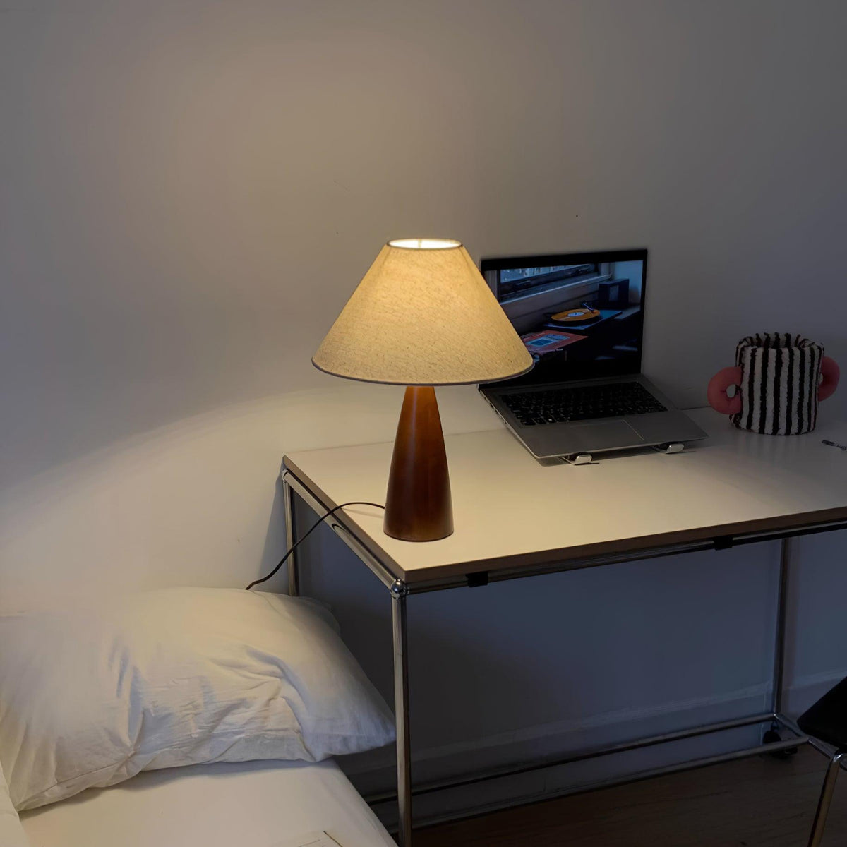 Lampa stołowa drewniana płócienna stożkowa minimalistyczna mid-century do salonu