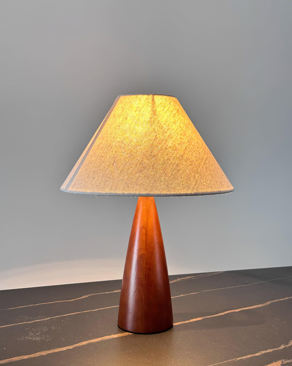 Lampa stołowa drewniana płócienna stożkowa minimalistyczna mid-century do salonu