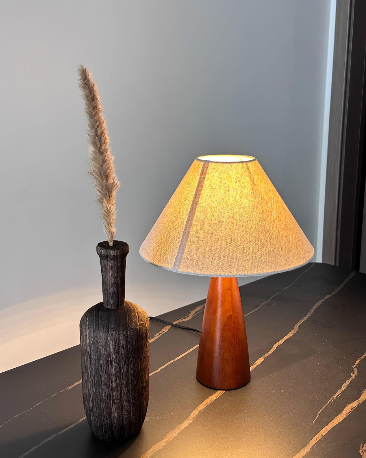 Lampa stołowa drewniana płócienna stożkowa minimalistyczna mid-century do salonu