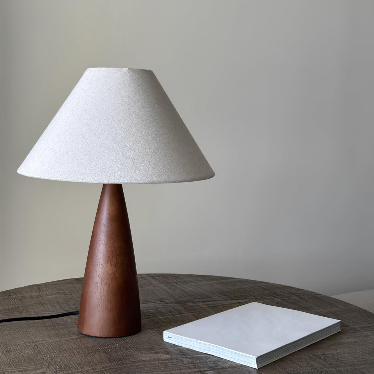 Lampa stołowa drewniana płócienna stożkowa minimalistyczna mid-century do salonu