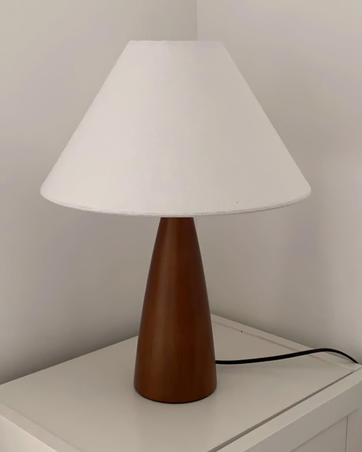 Lampa stołowa drewniana płócienna stożkowa minimalistyczna mid-century do salonu