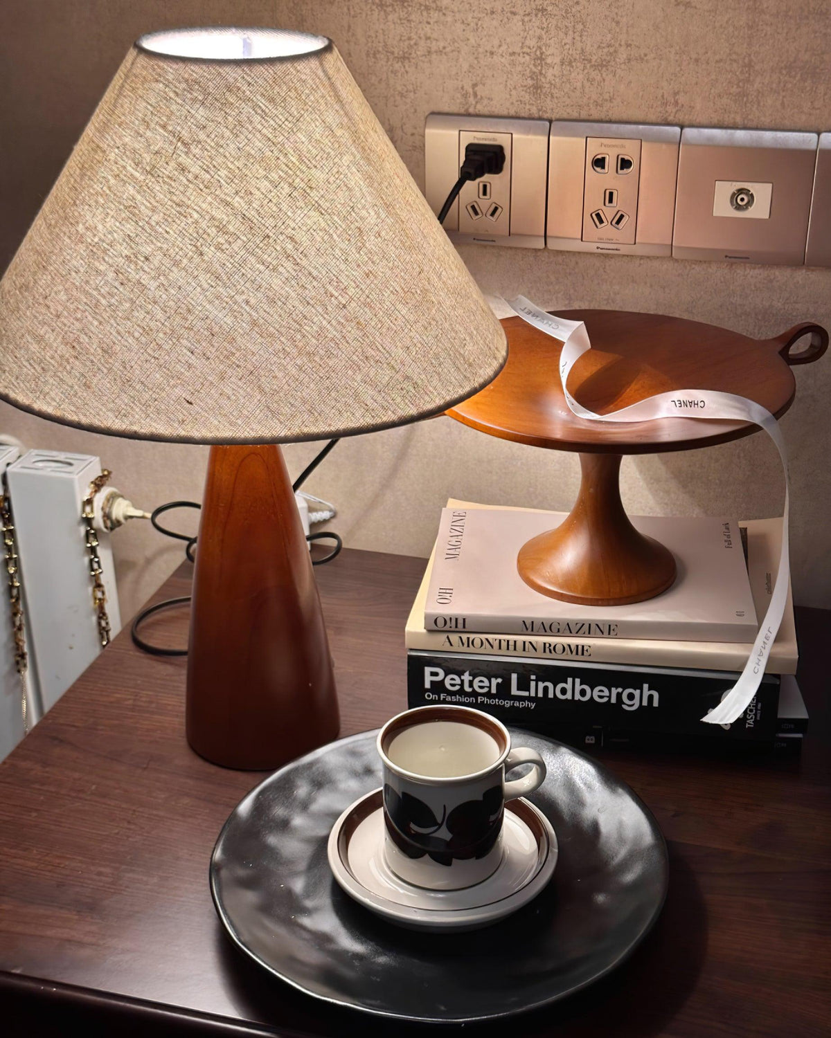 Lampa stołowa drewniana płócienna stożkowa minimalistyczna mid-century do salonu