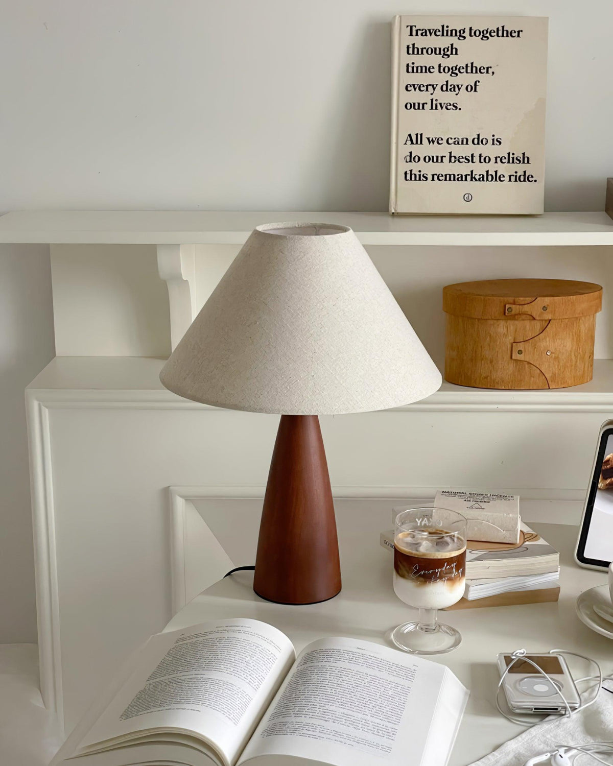 Lampa stołowa drewniana płócienna stożkowa minimalistyczna mid-century do salonu