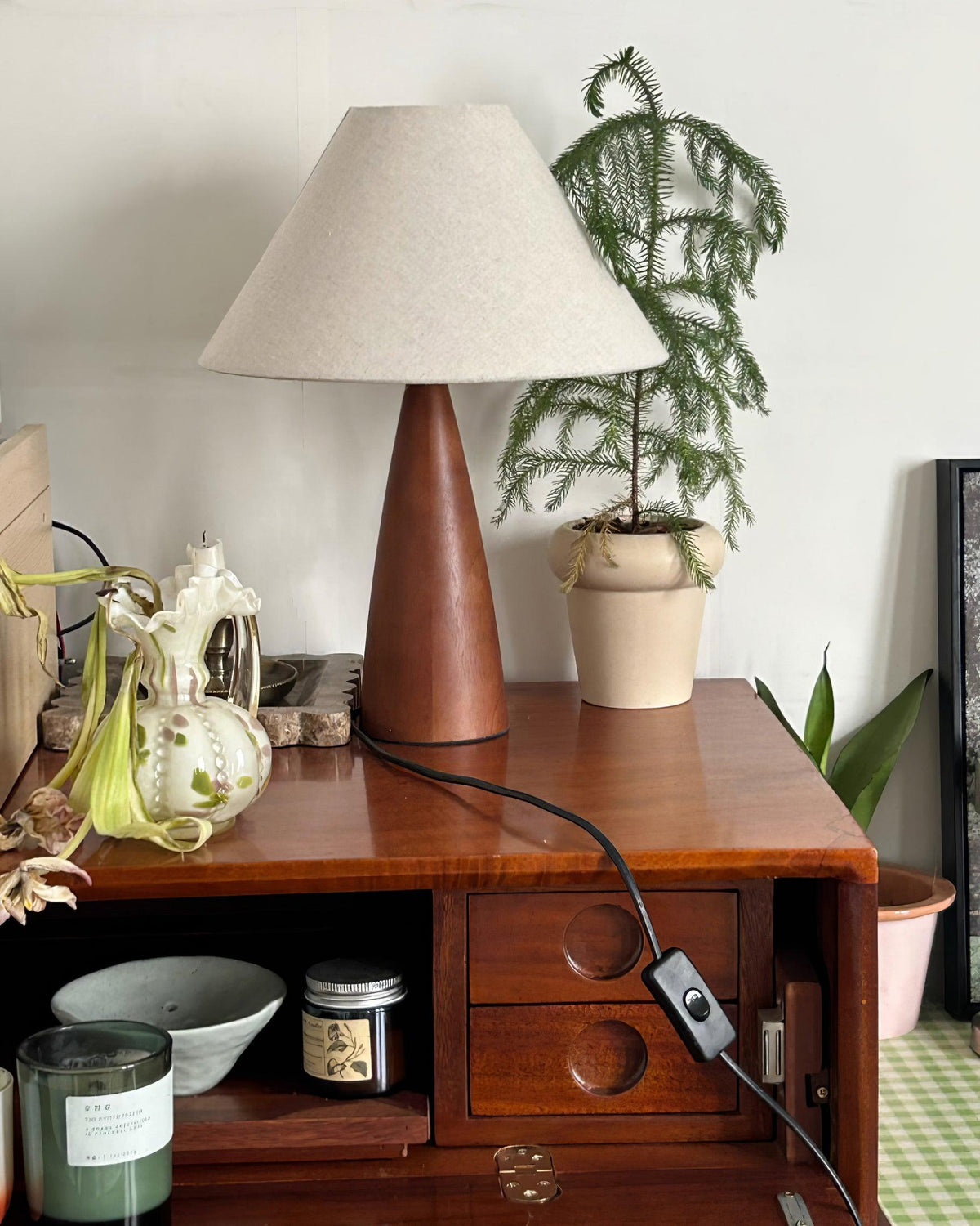 Lampa stołowa drewniana płócienna stożkowa minimalistyczna mid-century do salonu
