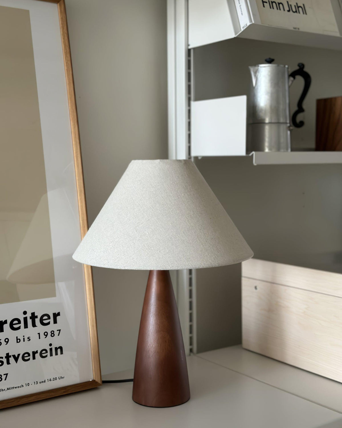 Lampa stołowa drewniana płócienna stożkowa minimalistyczna mid-century do salonu