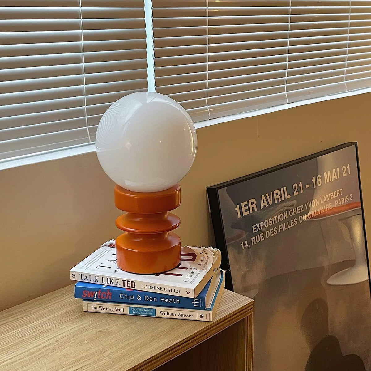 Lampa stołowa Sorinira ze szkła i drewna