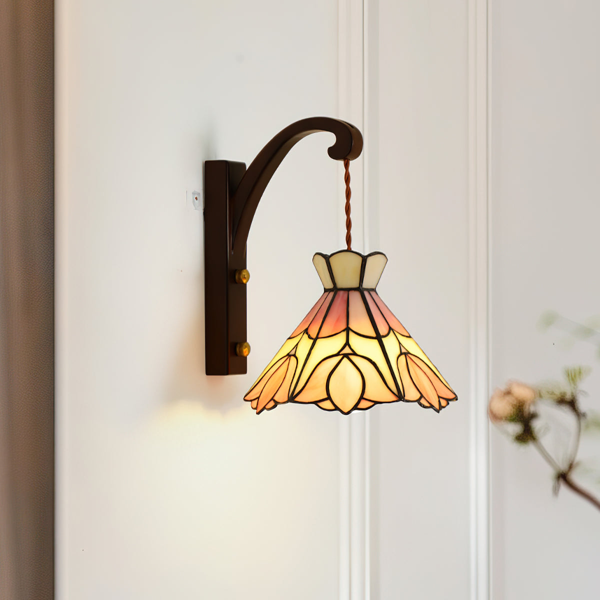 Kinkiet z drewnianą obudową i kloszem ze szkła Tiffany w różowe kwiaty, styl vintage Art Deco