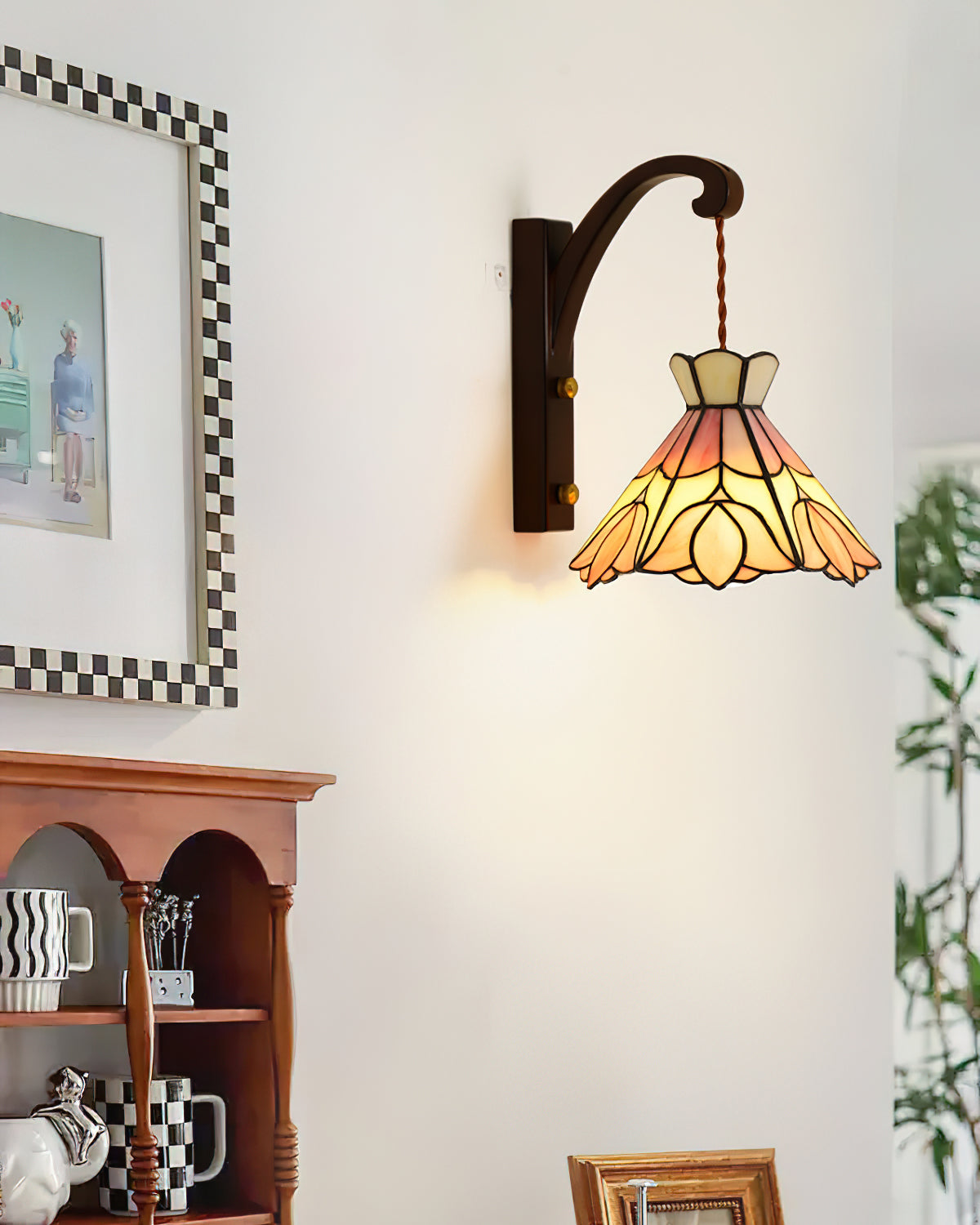 Kinkiet z drewnianą obudową i kloszem ze szkła Tiffany w różowe kwiaty, styl vintage Art Deco