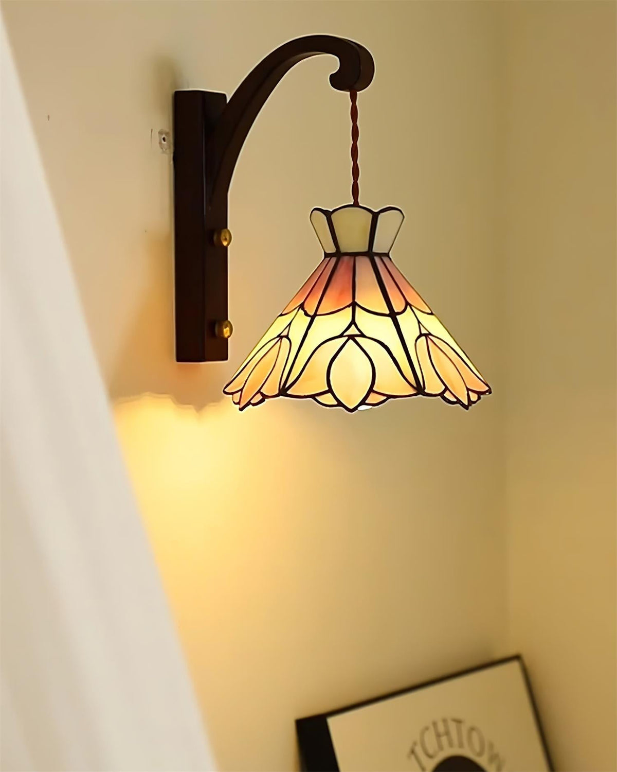 Kinkiet z drewnianą obudową i kloszem ze szkła Tiffany w różowe kwiaty, styl vintage Art Deco