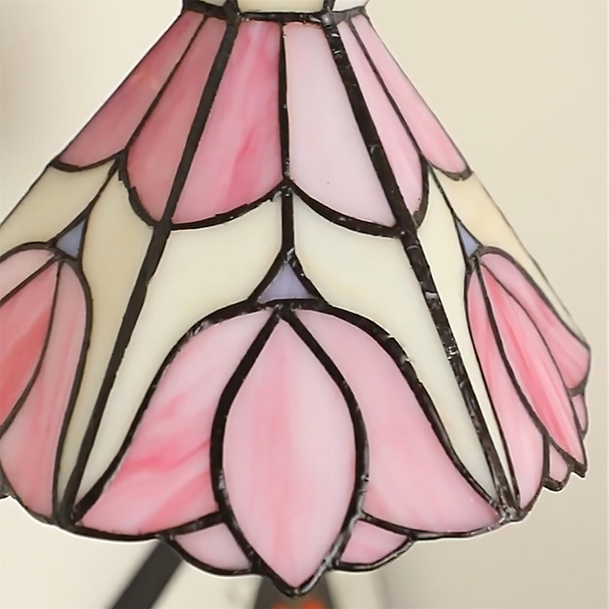 Kinkiet z drewnianą obudową i kloszem ze szkła Tiffany w różowe kwiaty, styl vintage Art Deco