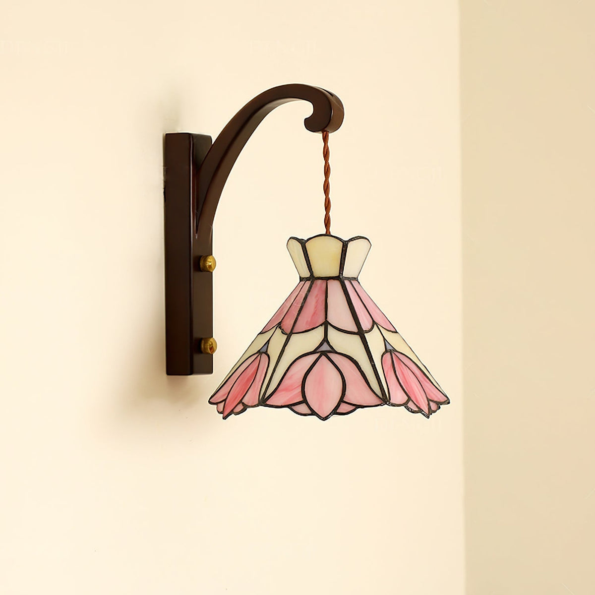 Kinkiet z drewnianą obudową i kloszem ze szkła Tiffany w różowe kwiaty, styl vintage Art Deco