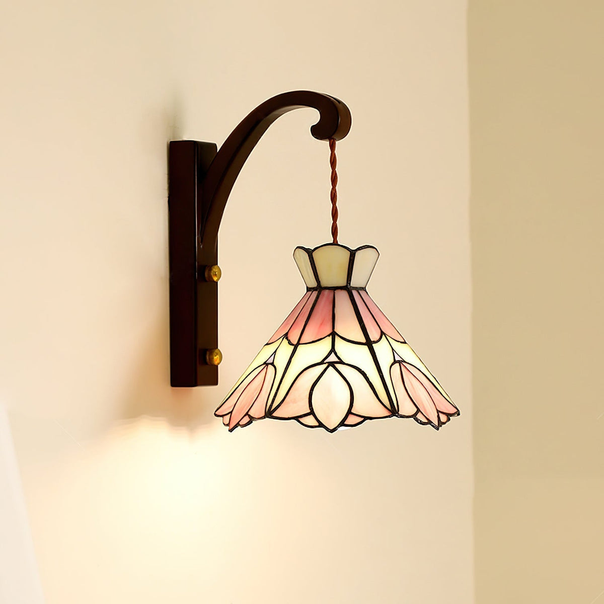Kinkiet z drewnianą obudową i kloszem ze szkła Tiffany w różowe kwiaty, styl vintage Art Deco