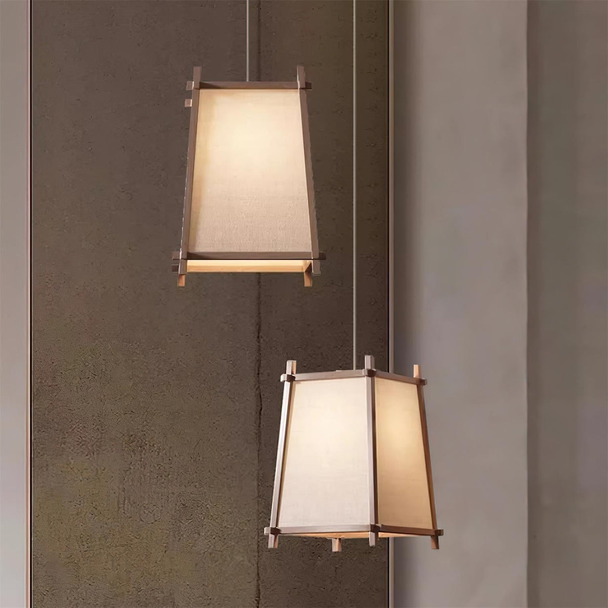 Ritta lampa wisząca z płócienną osłoną w geometrycznej ramie
